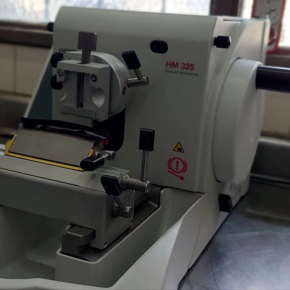 🏥 Nuevo equipamiento

Adquirimos un nuevo micrótomo de rotación para el Servicio de Anatomía Patológica.

 ❓¿Para qué sirve?

 ✅Para hacer cortes de tejidos correspondientes a biopsias y recepciones quirúrgicas embebidas en parafina, que luego se colorean y diagnostican.