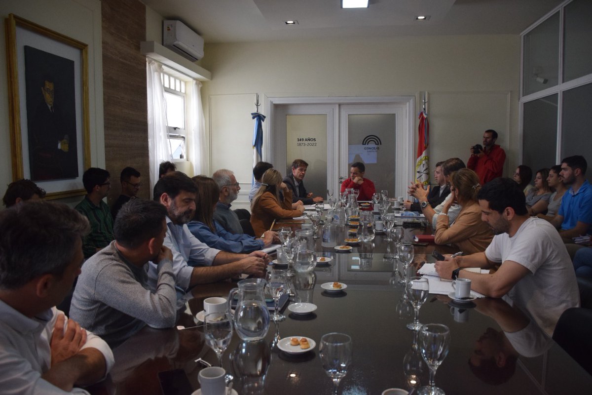 #NOCTURNIDAD 🌙 | Nos reunimos con integrantes del <a href="/SantaFeBureau/">Santa Fe Bureau</a> que es una de las organizaciones importantes de la ciudad que impulsa una mirada productiva, económica y de desarrollo de nuestra ciudad.