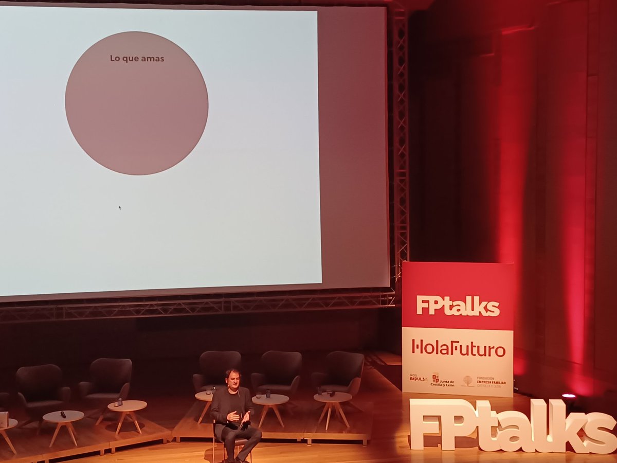 FundacionEFCL's tweet photo. Francesc Miralles nos habla de #Ikigai: el motivo por el que nos levantamos de la cama cada día. "En la vida no se trata de sumar muchos años, sino de sumar mucha vida cada año". #FPTalks22 #HolaFuturo https://t.co/o793fUSMcP