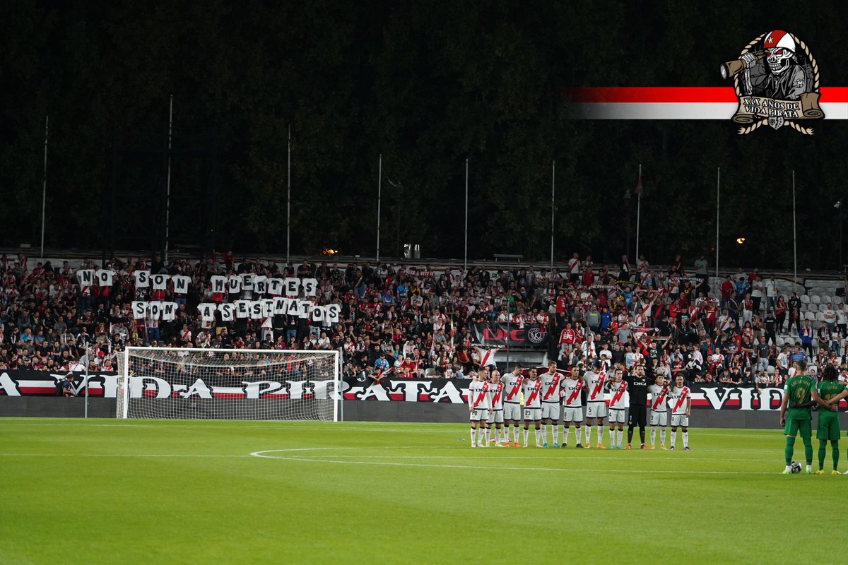 Minute of silence sebelum pertandingan La Liga Rayo Vallecano vs Elche sebagai bentuk belasungkawa atas tragedi Kanjuruhan, Malang 🥀

Ultras Vallecano <a href="/bukaneros92/">Bukaneros</a> juga membentangkan pesan "no son muertes, son asesinatos" yang artinya "mereka bukan meninggal, mereka dibunuh"