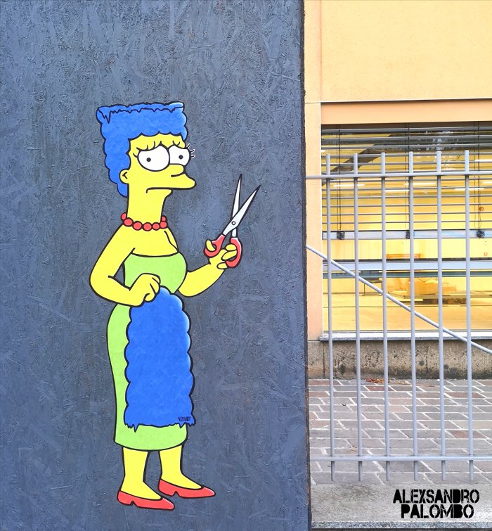 "The Cut" Marge Simpson cuts her iconic hair in front of the Consulate General of the Islamic Republic of Iran in Milan #Iran #MahsaAmini #TheSimpsons #MargeSimpson