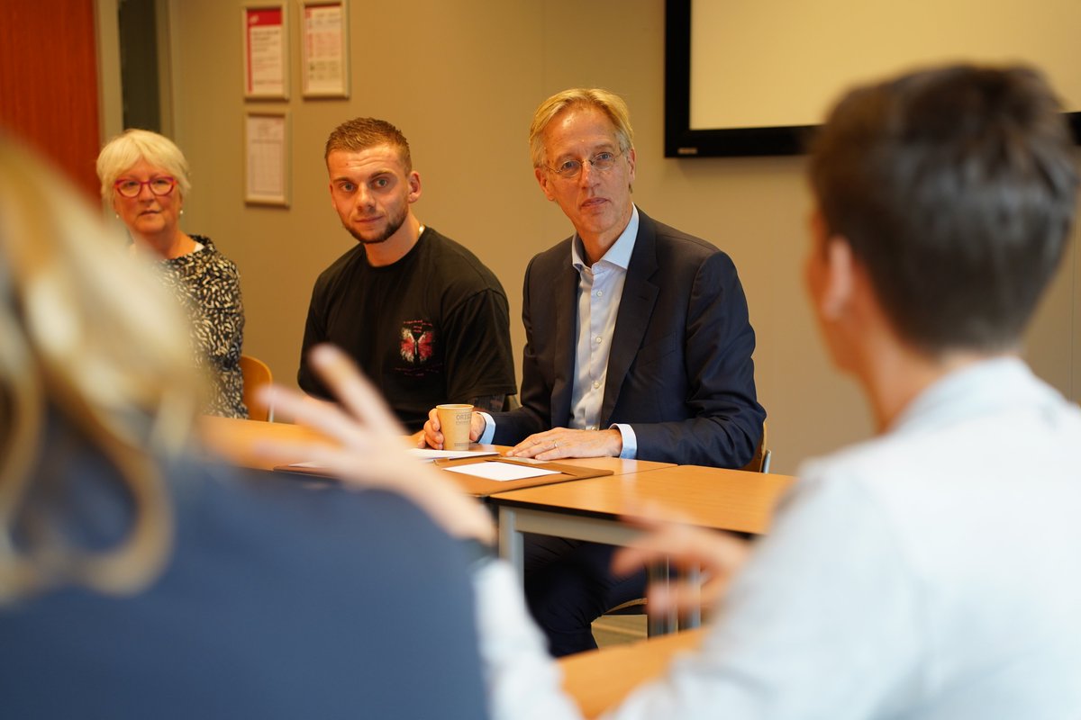 RHDijkgraaf's tweet photo. Mooie gesprekken gehad met enthousiaste #pabo studenten van @Inholland over hoe zij de aansluiting van het mbo en de havo naar de #pabo ervaren. Een aantal van hen doet mee aan het experiment dat de toegankelijkheid van de pabo vergroot. 
#dagvandeleraar https://t.co/DPs5EZytuX