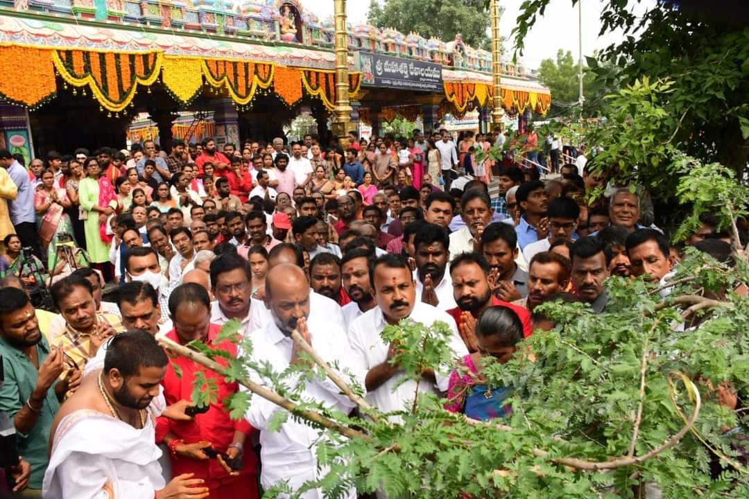 bandisanjay_bjp's tweet photo. విజయదశమి పర్వదినాన్ని పురస్కరించుకొని కరినగర్ లోని శ్రీ మహాశక్తి దేవాలయంలో ఉదయం శమి పూజలో పాల్గొనడం జరిగింది. https://t.co/EC5efFDKvR