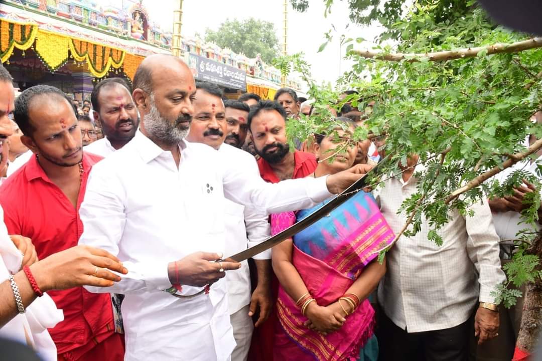bandisanjay_bjp's tweet photo. విజయదశమి పర్వదినాన్ని పురస్కరించుకొని కరినగర్ లోని శ్రీ మహాశక్తి దేవాలయంలో ఉదయం శమి పూజలో పాల్గొనడం జరిగింది. https://t.co/EC5efFDKvR