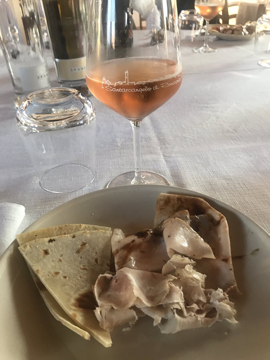 carlobenetti's tweet photo. bollicine di Sangiovese e #piadina. Però raga, a rischio dell’ impopolarità con i miei ospiti qui a Santarcangelo di Romagna, non c’è partita con #panigacci e #testaroli, superiorità indiscussa. #Lunigiana https://t.co/KZbnSo9cLb