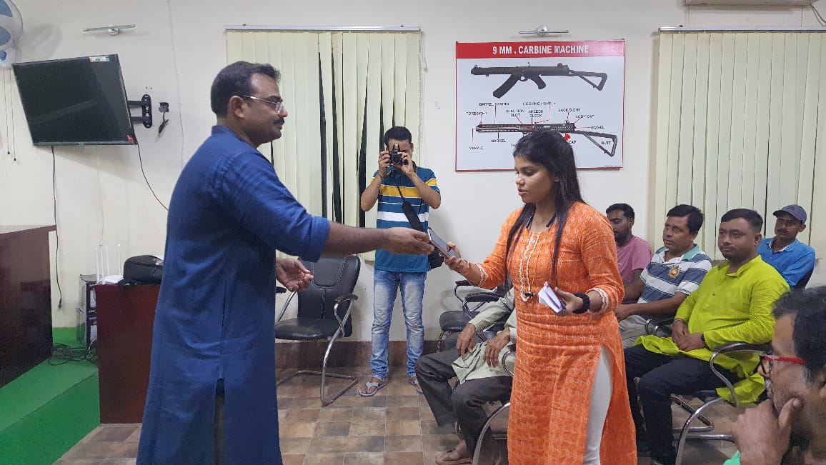 CBR_Police's tweet photo. On 01.10.2022 Cooch Behar district Police distributed 80 nos. of recovered stolen mobile phones to their actual owners.
#recoveryispossible #WestBengalPolice4U
#coochbehardistrictpolice #alwaysreadytohelp
West Bengal Police https://t.co/i2LHU2nBpn