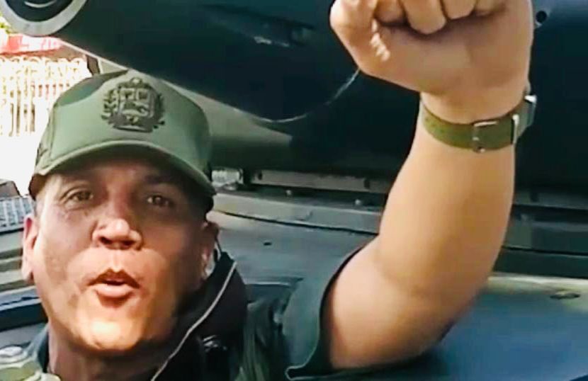 De la chatarra a la defensa de la Patria ! Los hicimos renacer, ahora en la Fuerza de Tarea Conjunta Paraguaná, se mueven, se comunican y disparan. El secreto: voluntad de luchar y vencer, porque somos hombres y mujeres libres en Venezuela !