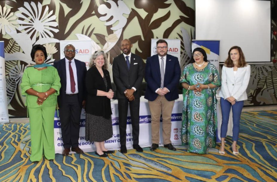 AmbSuisseRDC's tweet photo. Ravi d’avoir pu célébrer la Journée internationale du droit de l’accès universel à l’information avec les représentants du Gouvernement 🇨🇩, la société civile, notamment le Collectif 24, un partenaire soutenu par la Suisse 🇨🇭 et les pays amis 🇺🇸 et 🇸🇪. Merci 🙏 @PatrickMuyaya. https://t.co/6qLOX9HGYp