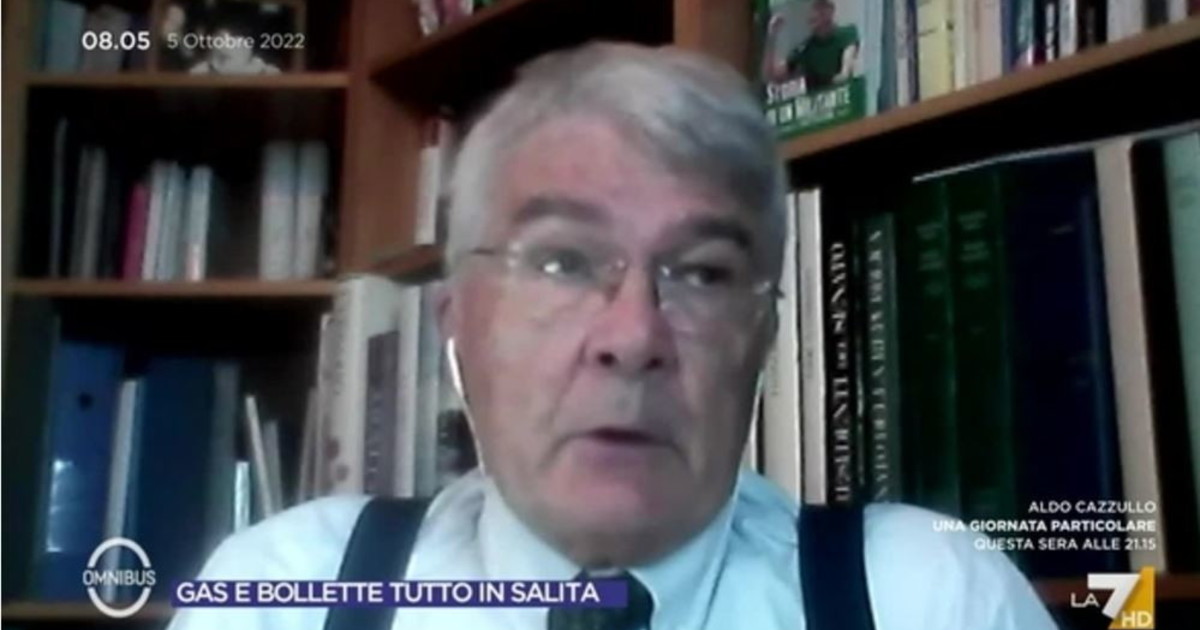 Libero_official's tweet photo. #RobertoCastelli spiega a #Omnibus #La7 i piani di #UmbertoBossi con il #ComitatodelNord: "L'autonomia deve tornare al centro" https://t.co/aYtDp8lasg https://t.co/v5uu91ZVmV