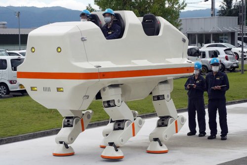 afromance's tweet photo. 世界初の乗車可能な4足歩行ロボット！しかも、デザインは天神さん！乗りたい！
https://t.co/GmH4sTNIkQ https://t.co/gaRkn8yShl