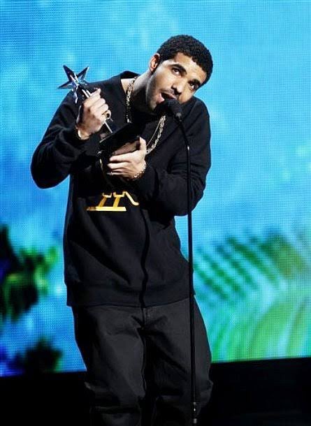 Ontem aconteceu o BET Hip Hop Awards 2022 e Drake levou 3 prêmios: 

Melhor Colaboração: WAIT FOR U
Melhor Verso em Destaque: WAIT FOR U
Melhor Verso em Destaque: Churchill Downs