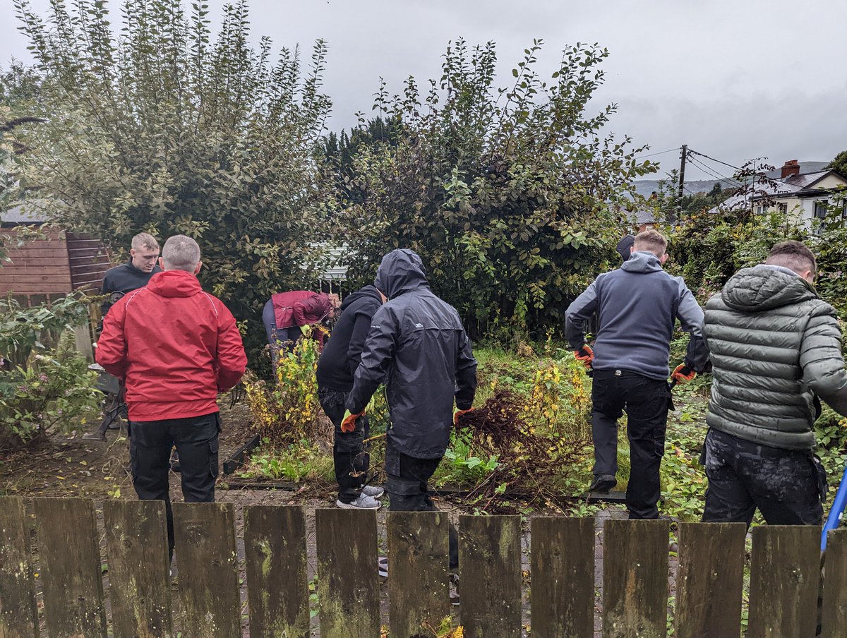 A huge thank you to <a href="/survitec/">Survitec</a>, who had a group of volunteers at Dunmurry Primary School today clearing out a pond. Great work everyone! Find out more about #volunteering with us: ow.ly/4Zbx50L1Nfs
