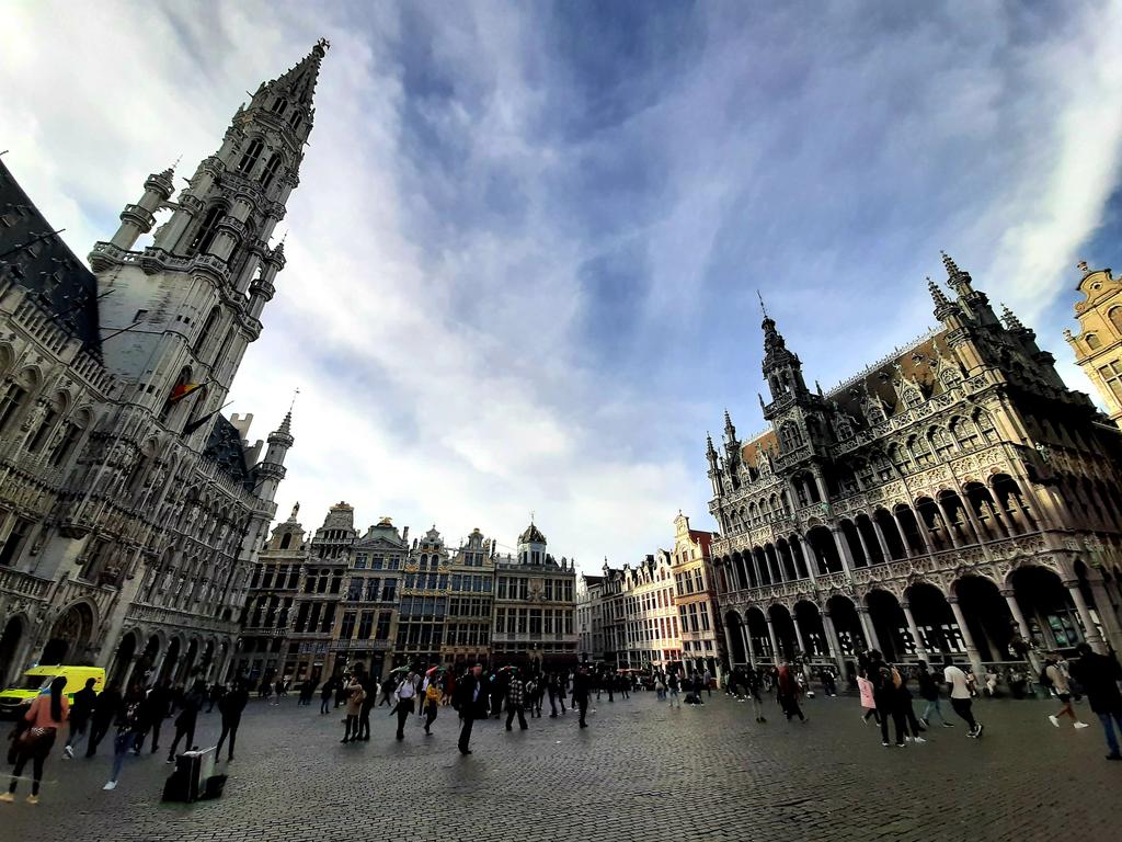 AurelieSicard1's tweet photo. Projet @PEER2FORMATHS  Mobilité en Belgique. Observations et échanges à la découverte de l enseignement des mathématiques en Belgique de l université à la maternelle. Un bel accueil des collègues belges, des journées intenses et des pistes à ramener dans nos écoles. https://t.co/qoA4lPPH20