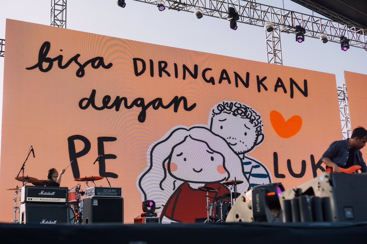 Concertmusic_'s tweet photo. Momen ketika visual nya bung @FiersaBesari terabadikan oleh kita. 

Docs / yudistiranoor at pesta semalam minggu vol.3 https://t.co/OgvMFQnu6Q