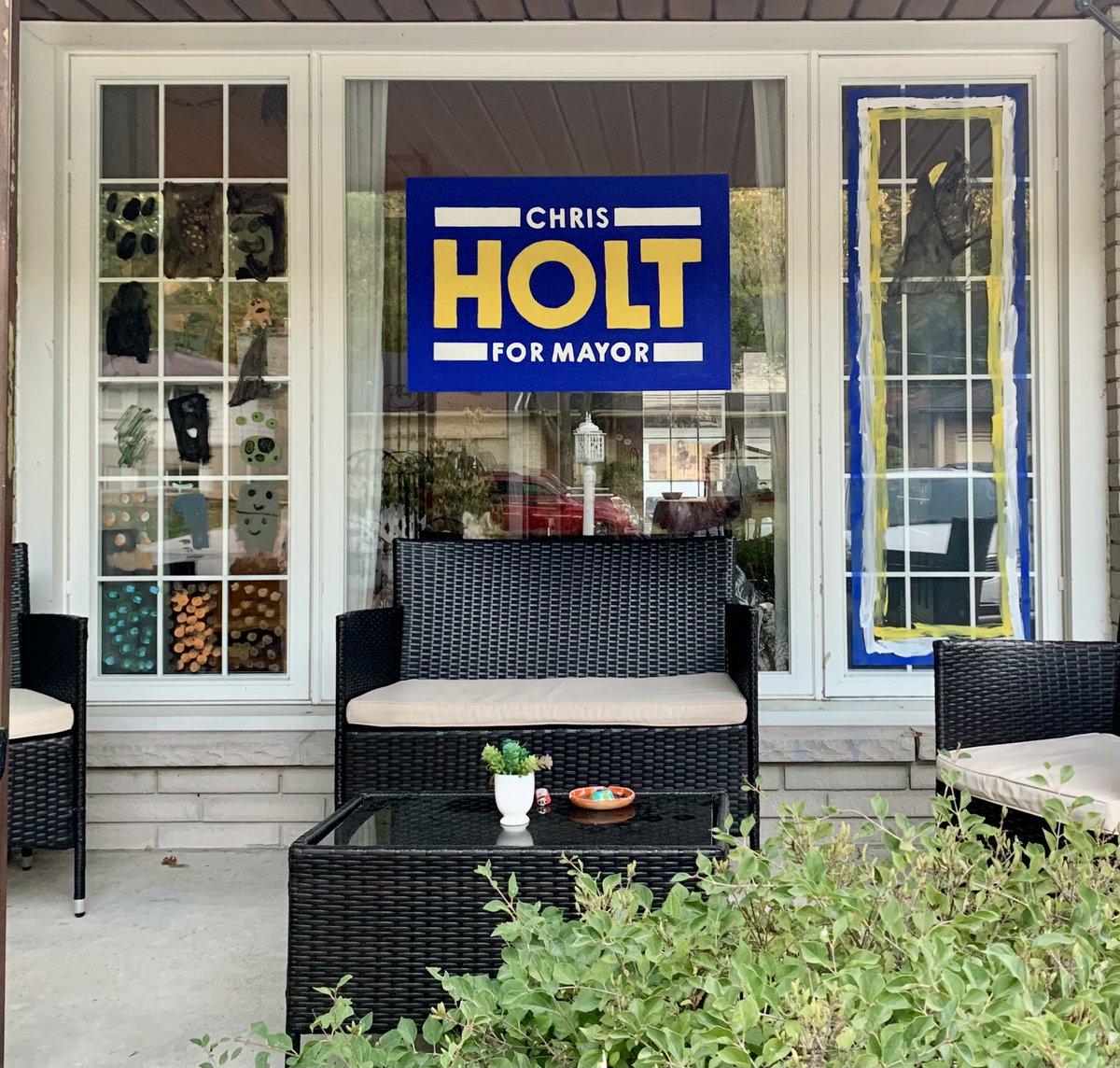 JenSenechal's tweet photo. Who needs a sign when you can paint your own?! #readyforchange #windsor #YQG #TeamHolt #voteholt2022 #HoltForMayor @voteholtDOTca @holtformayor https://t.co/J4yZtauBPs
