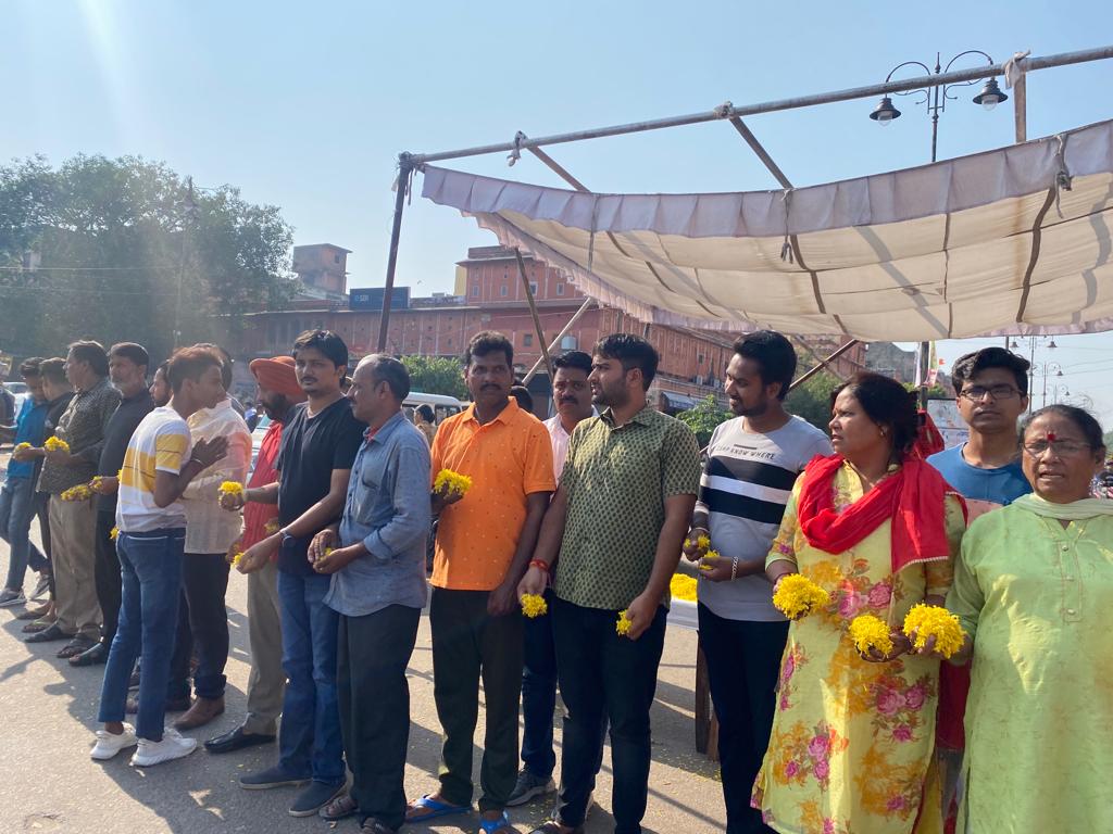 deepak_sharmabj's tweet photo. आज दिनांक 5 अक्टूम्बर 2022 को विजयादशमी के पावन अवसर पर राष्ट्रीय स्वयंसेवक संघ की स्थापना दिवस पर पथ संचलन का भाजपा जौहरी बाजार मंडल पदाधिकारियों,कार्यकर्ता,महिला शक्ति एवं स्थानीय निवासियों द्वारा रामगंज चौपड़ पर पुष्प वर्षा कर स्वागत किया।
@RSSorg 
@SharmaRaghavBjp https://t.co/Jbn23CLn8Z