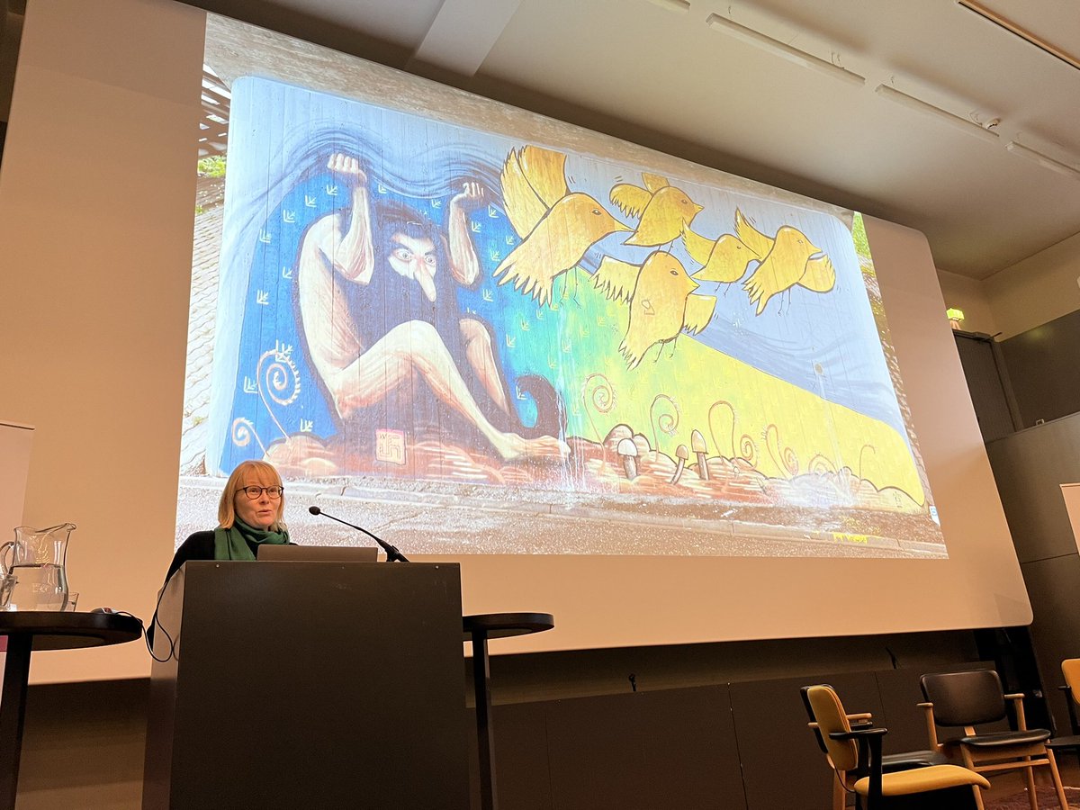 Graffitien tallentamista Joensuun katukuvassa ja ympäristössä. #vapaudentallentajat tempauksen satoa esittelemässä Karoliina Katila @TaidemuseoJNS. Museolle tempaus oli verkostossa ensimmäinen. #tako #syysseminaari