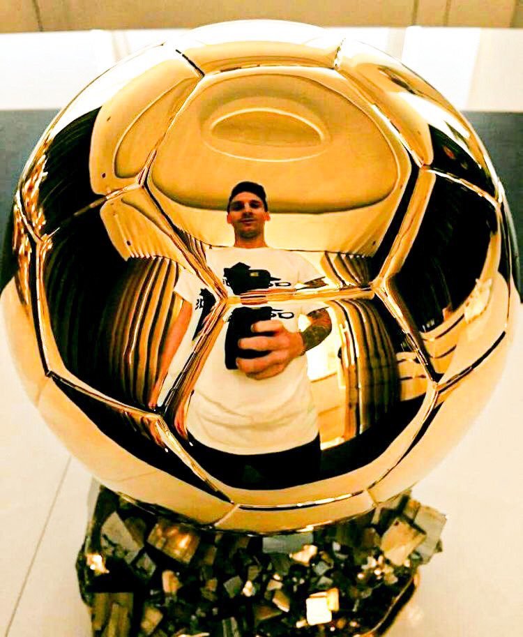 _BeFootball's tweet photo. Qui d'autre que Messi pour faire un selfie avec l'un de ses Ballon d'Or ? 🤳🐐 https://t.co/wO9z0OqGpO