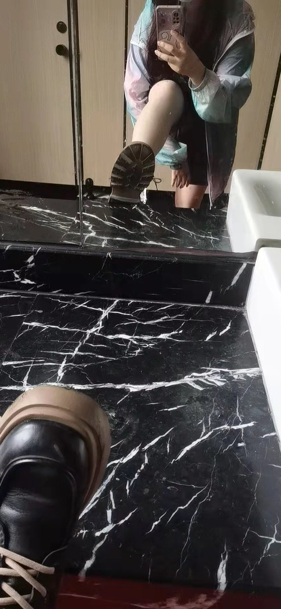 分享一些给我踩零食的素人小姐姐的靴照，想看更多的私信