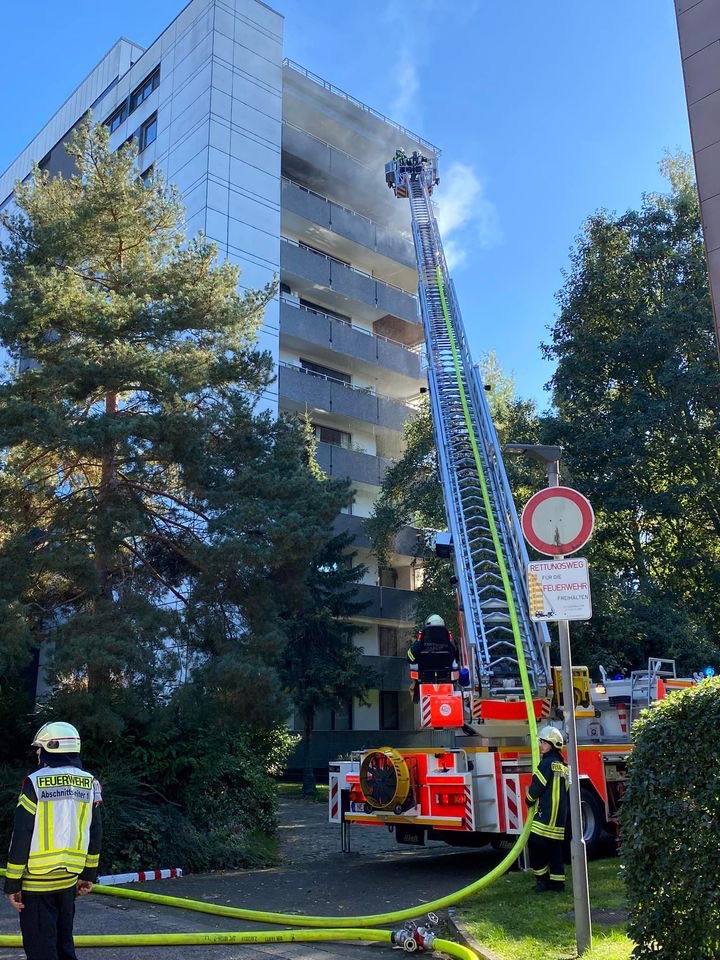 Fw_Kaarst's tweet photo. Wir sind derzeit mit rund 30 Einsatzkräften an der Alten Heerstraße. Dort ist auf dem Balkon in der achten Etage eines Mehrfamilienhauses ein Brand ausgebrochen. Das Feuer hat auch auf das Wohnzimmer und die Küche übergriffen. https://t.co/PyqQ5UVgCP
