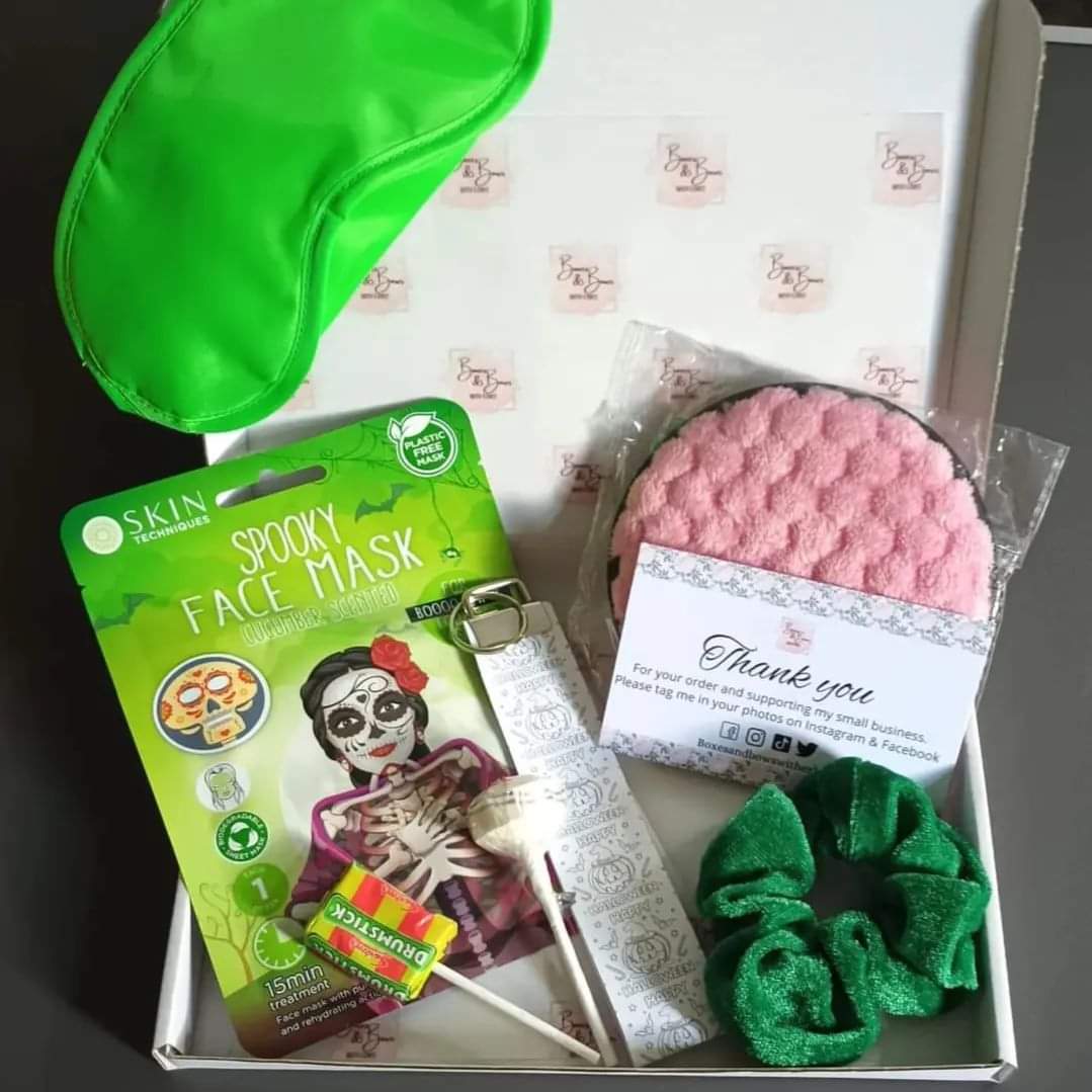 BoxesBowsEzBez's tweet photo. Green Halloween Pamper Box
☆ Green Eye Mask
☆ Green Scrunchie
☆ Halloween Beauty Face Mask
☆ Make Up Remover Pad
☆ Homemade Colour In Wristlet
☆ Halloween Sweets

£6 each, Only 2 available!
#Halloween2022
#halloweengifts #halloweenhandmadewristlets
#BoxesandBoweswithEzBez https://t.co/jgSYVGVcdj