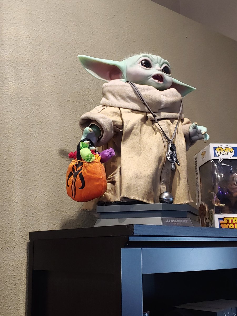 classybookworm's tweet photo. Ready for October. #StarWars #Halloween2022 https://t.co/2qylS5wymB