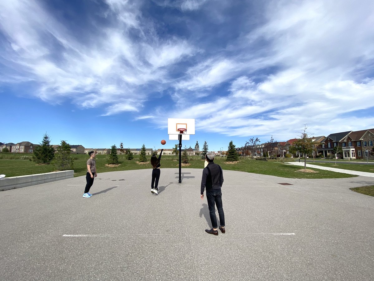 terrbearlim's tweet image. When a surprise birthday party turned into a basketball hoop session 🙂 #surprisebirthdayparty #hoopsession #toronto #basketball #birthday