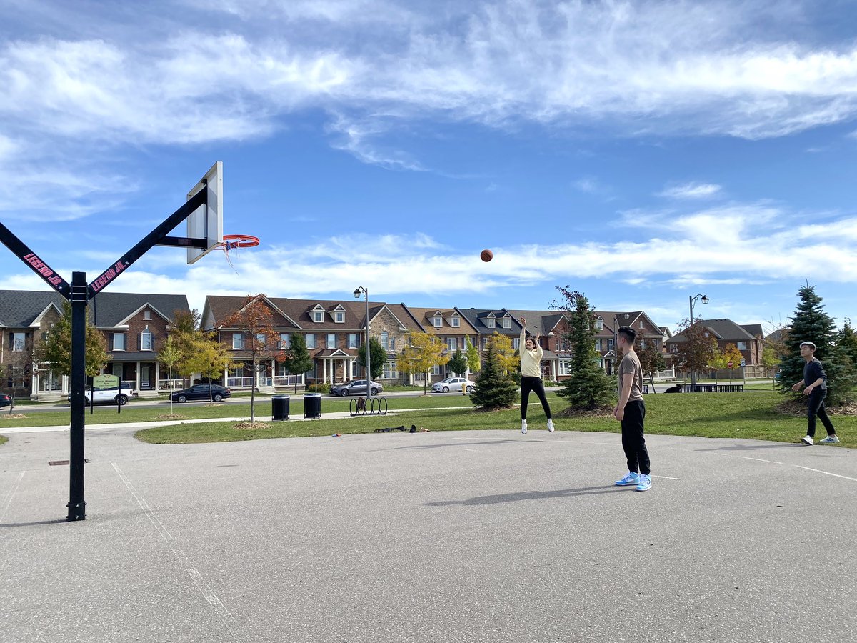 terrbearlim's tweet image. When a surprise birthday party turned into a basketball hoop session 🙂 #surprisebirthdayparty #hoopsession #toronto #basketball #birthday