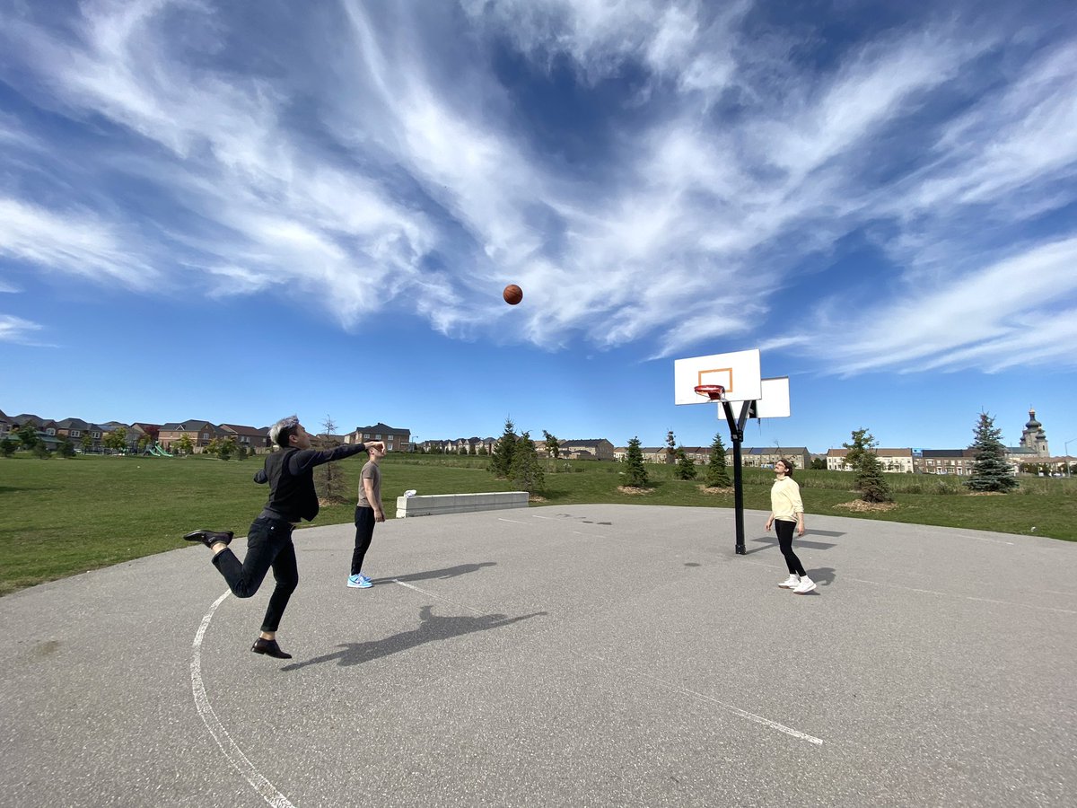 terrbearlim's tweet image. When a surprise birthday party turned into a basketball hoop session 🙂 #surprisebirthdayparty #hoopsession #toronto #basketball #birthday