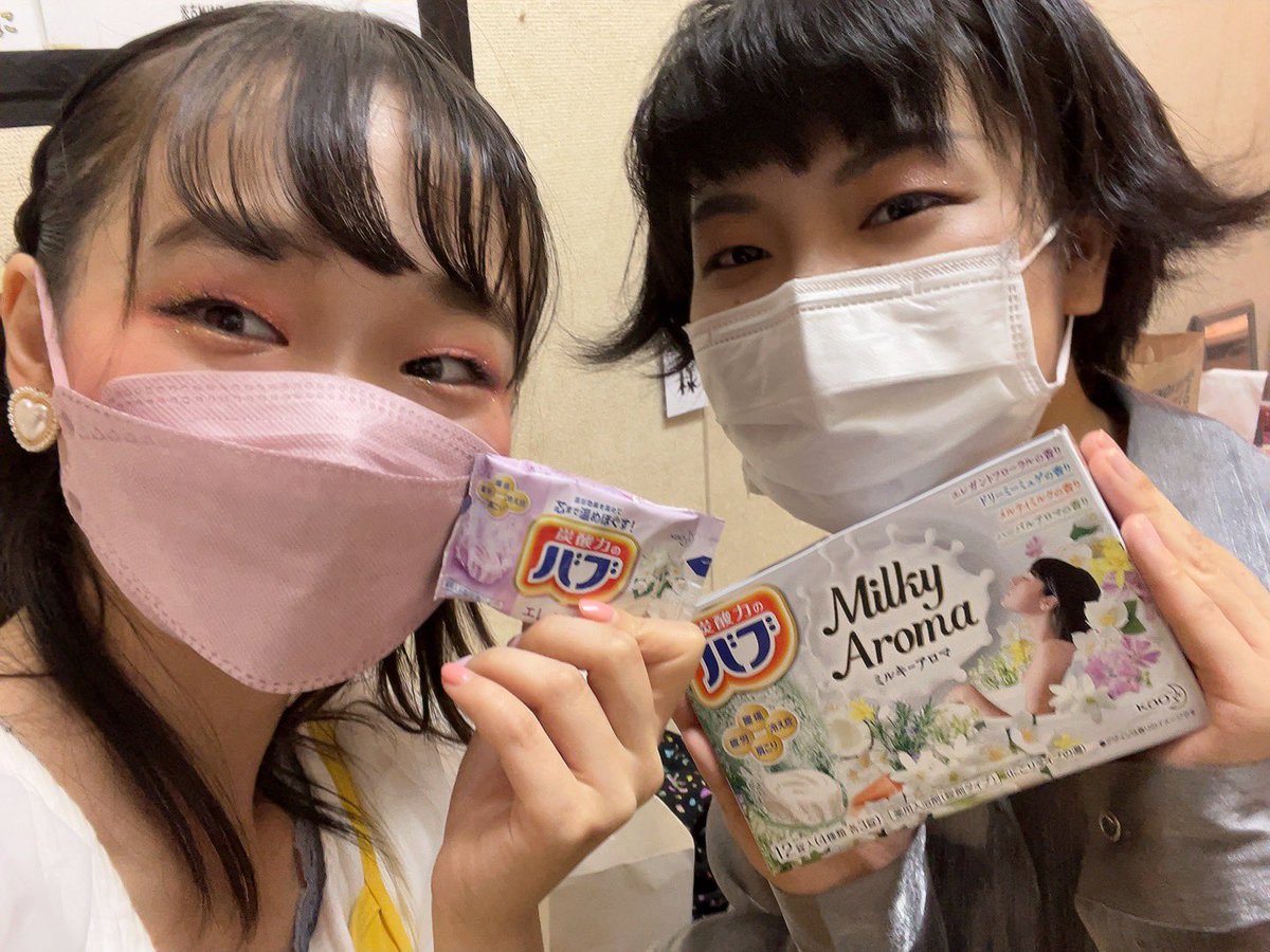 NamaUuta's tweet photo. リリィ役椎名りんさんから米🌾
ザナ役みくちゃんからバブ🛁
ビジィ役ひかるさんからホットアイマスク😶‍🌫️
素敵なメッセージや写真付きで頂きました💓
その他にもティフィ役ゆめさんから休足時間🦵
アレックス役ゆうからクッキー🍪
お客様だけでなく皆からの愛が溢れてました❤️‍🔥
#CoelacanthAppearance22 https://t.co/ISwQe22CCg