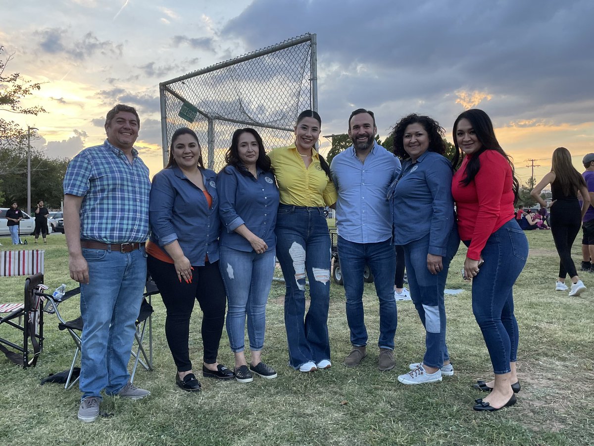 miadjemian's tweet photo. Another Great CVNA National Night Out 2022

Thank you to the Burges High Groups who performed, under Coach Alex Chairez . Stay Safe, Stay Strong. https://t.co/7VAxX4j8W7