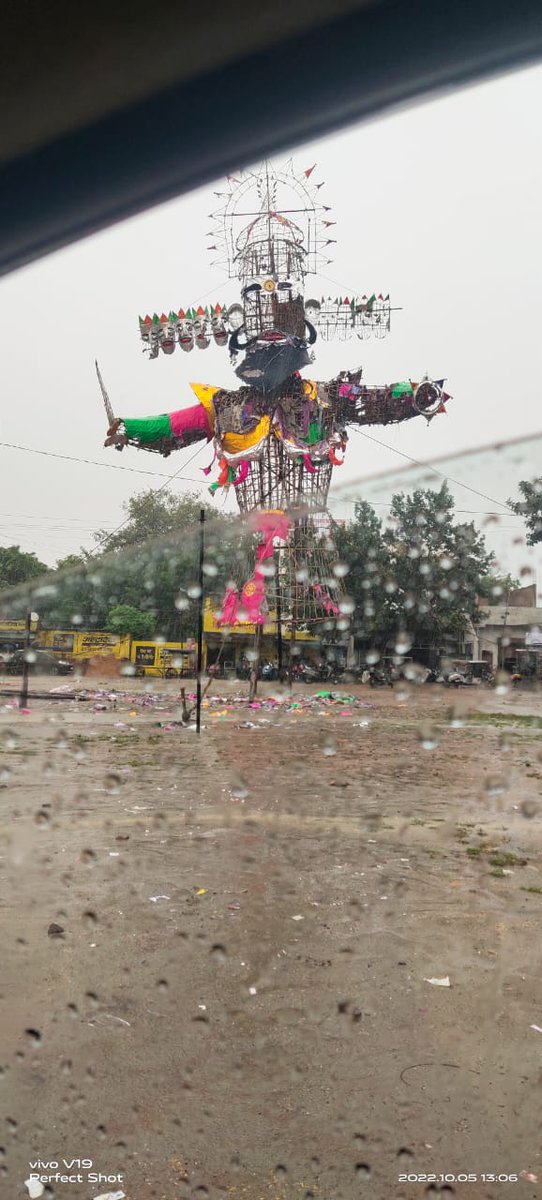 LaxakarNandini's tweet photo. मानसून के बाद भी जारी बारिश के चलते उत्पन्न आशंका सही साबित हुई,
इस बार डूब कर ही मरेगा रावण 😂
#kanpurparedraamlila
#RavanDahan #paredground https://t.co/LXfm1uTvfq