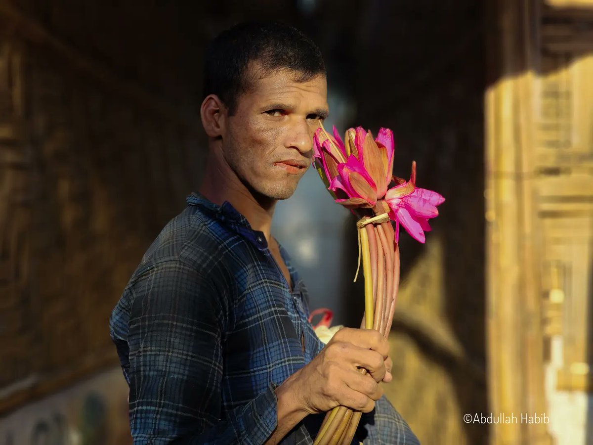 Abdulla_AH7's tweet photo. 1/2
Meet Nur Islam,a handicapped was found selling lotus in the rohingya refugee camp.He prove that when you have strength and confidence inside to do something, you can do it surely.He the is example for many of us who afraid of hard working and earning money under the hardship. https://t.co/kG92950ciJ