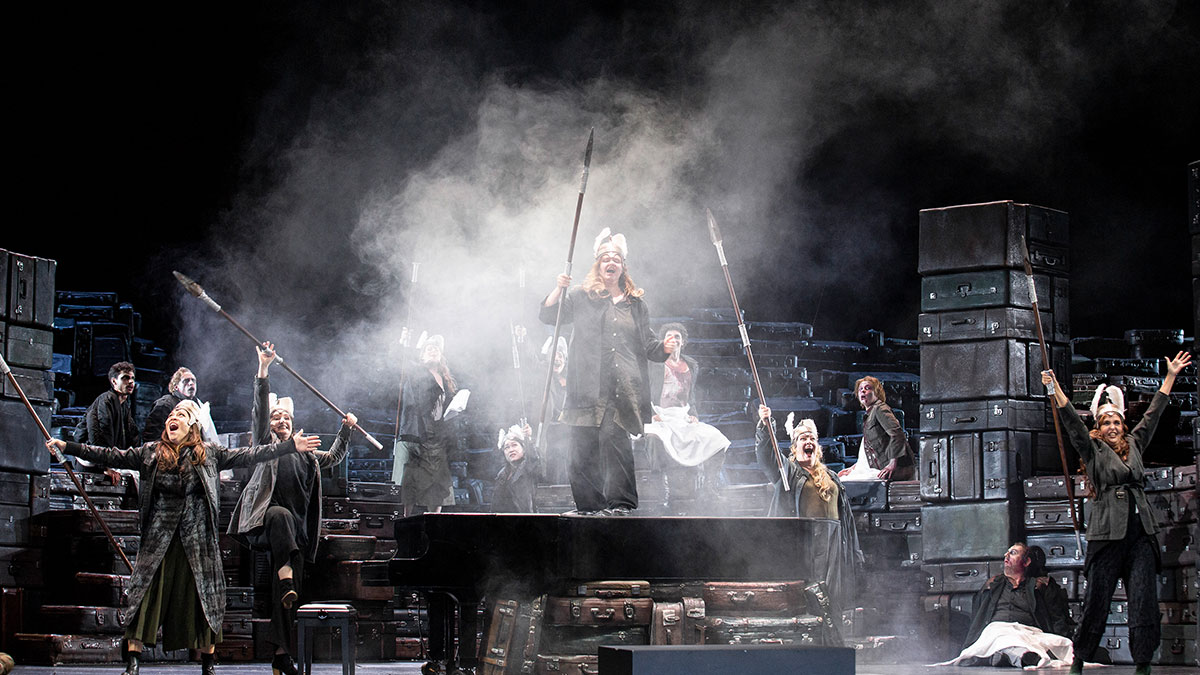 NAXOS_de's tweet photo. Am 11.11.2022 erscheint Wagners “Ring” in der Inszenierung von Stefan Herheim an der @deutsche_oper auf DVD und Blu-ray. Hier ein paar Impressionen aus “Die Walküre” u.a. mit @operabrandon, @frkteige und @NStemme. #DerRingdesNibelungen | DVD-Box ► https://t.co/M3lWr0xMaC https://t.co/5ATv0RUy4I