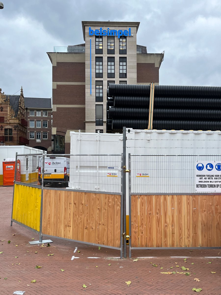 Hoe is het mogelijk dat men hier een vergunning voor kreeg?! #gevelreclame