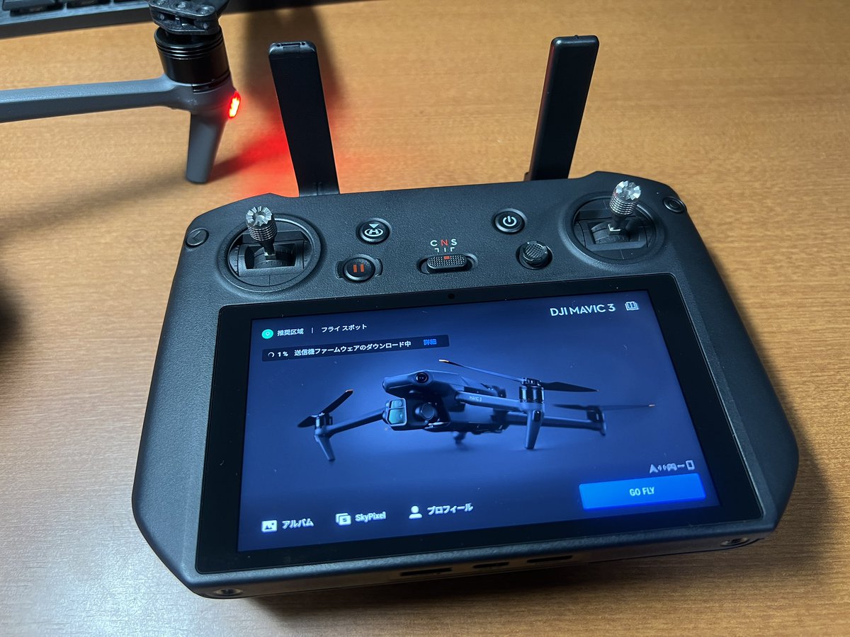 takemoto_tk9's tweet image. やっぱりiPhone繋げなくていいのは楽です。
コントローラー落としたら・・・終わる笑　
#DJI #MAVIC3 #RCPRO