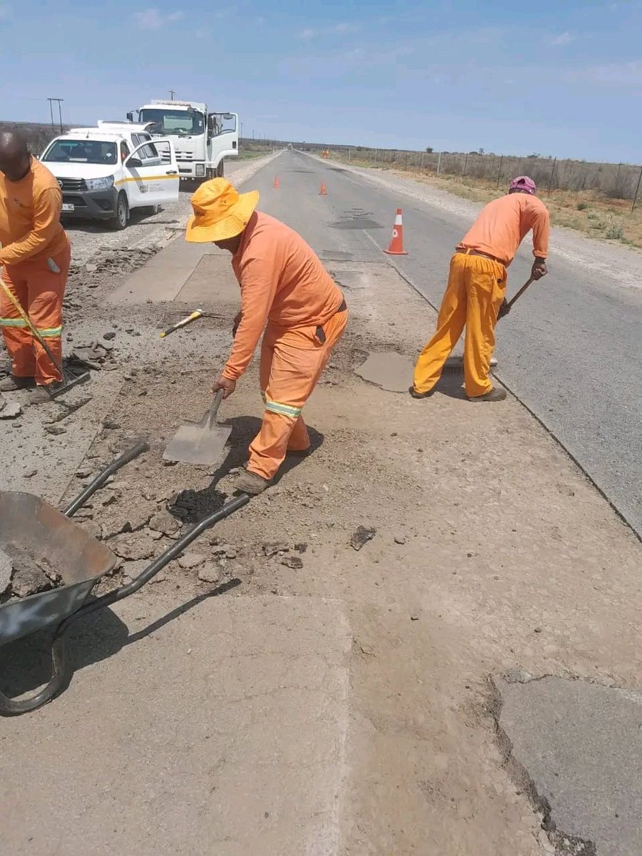 NC_drpw's tweet photo. Pothole repairs is taking place on the Barkley West to N12 (R374) Road, also known as the Windsorton Road. The Department is intensifying its efforts to address challenges which relates to road infrastructure.
#ValaZonke
#KwalaKaofela
#TrendsettersInInfrastructureDevelopment https://t.co/bOgU9384ia