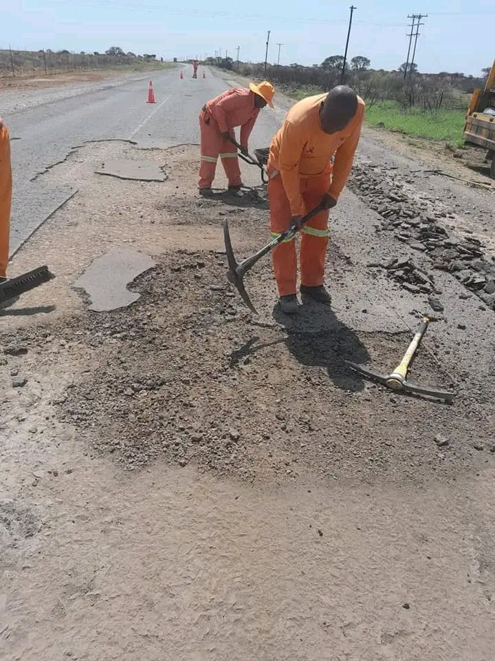 NC_drpw's tweet photo. Pothole repairs is taking place on the Barkley West to N12 (R374) Road, also known as the Windsorton Road. The Department is intensifying its efforts to address challenges which relates to road infrastructure.
#ValaZonke
#KwalaKaofela
#TrendsettersInInfrastructureDevelopment https://t.co/bOgU9384ia
