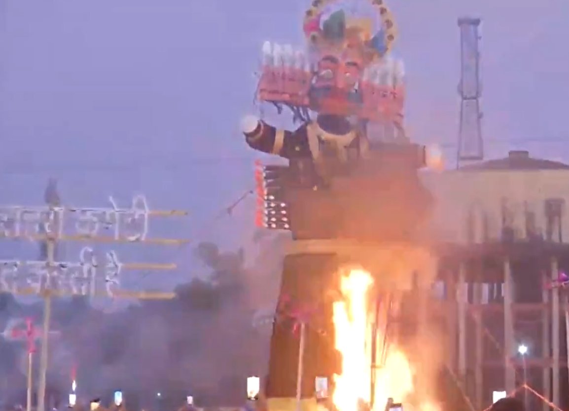 indiavoicenews's tweet image. #Uttarakahnd : देहरादून के परेड ग्राउंड में दशहरा के अवसर पर रावण का पुतला जलाया गया।

#Dehradun #Dusshera2022 #DussheraFesival #RavanDahan #VijayaDashmi