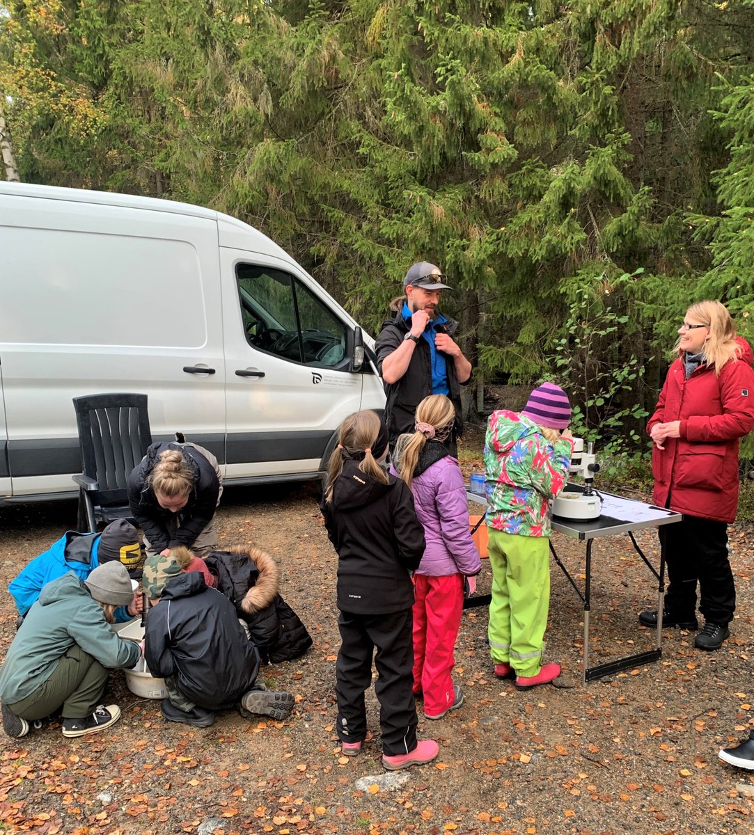 FHPohjanmaa's tweet photo. Viime viikolla Etelä-Pohjanmaan #ELYkeskus järjesti #LifeRevives -hankkeen luontokoulupäivän Karijoen koulun oppilaille!
Karijoen rannalla Tammenlaavulla oppilaat pääsivät tutustumaan raakun ihmeellisyyteen, Karijoesta otettuihin pohjaeläinnäytteisiin ja sähkökoekalastukseen! 🐟 https://t.co/hAfE7Jzui8
