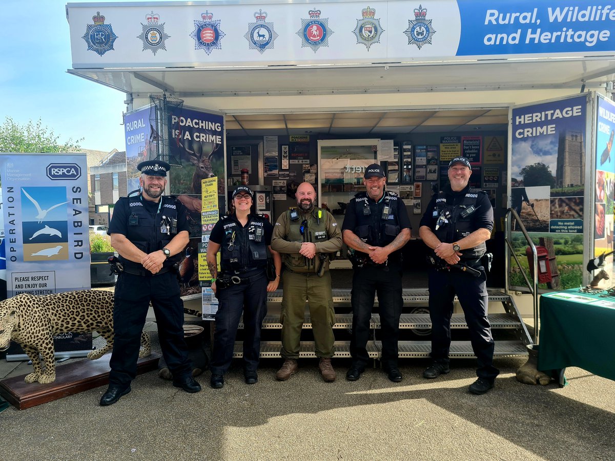EnvAgencyAnglia's tweet photo. Our officers recently joined @RuralPolicingSC in Sudbury. 

They met with members of the public and provided advice and guidance on angling issues and illegal fishing. 

If you have concerns about illegal fishing please contact us on 0800 807060. 

#fishing #Sudbury https://t.co/sIgvdcqjwU
