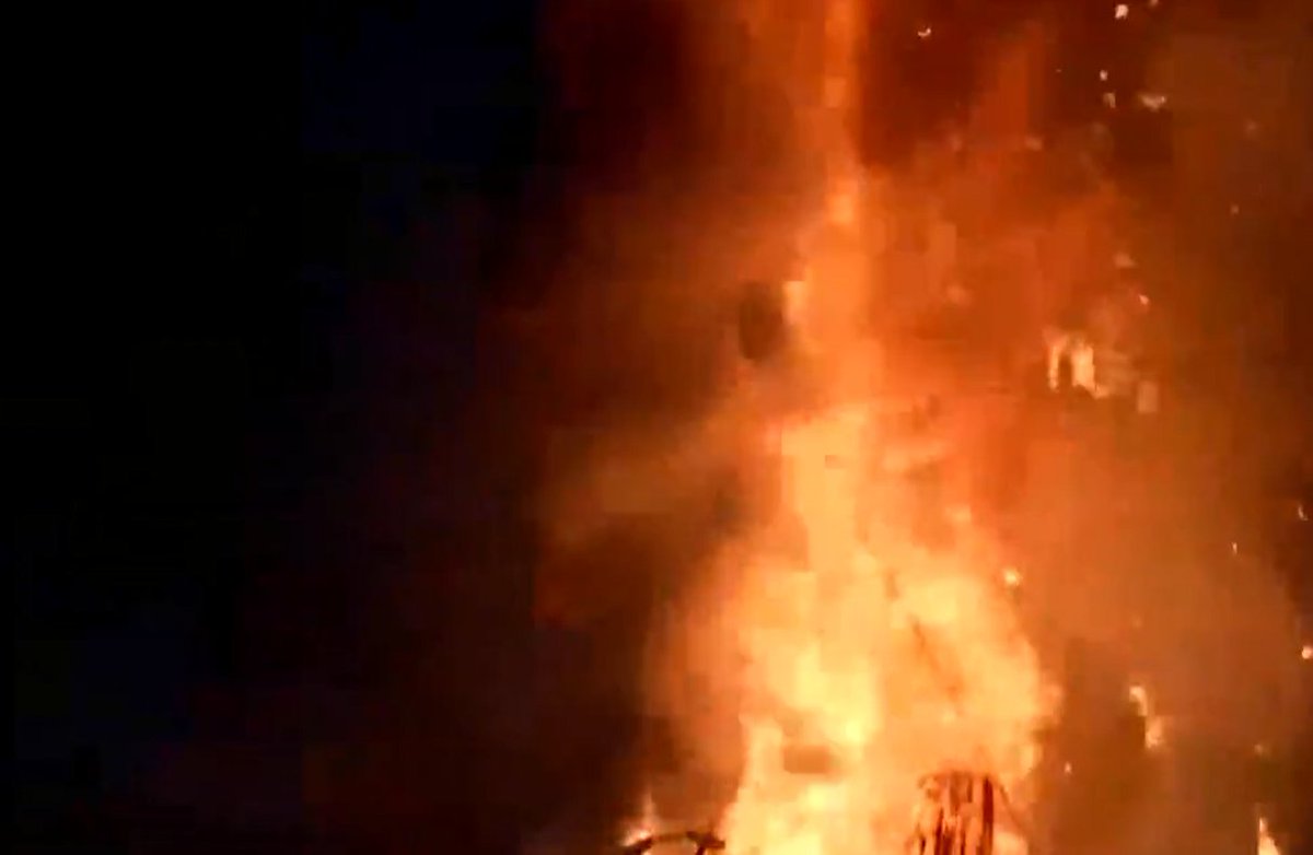 indiavoicenews's tweet image. #Uttarakahnd : देहरादून के परेड ग्राउंड में दशहरा के अवसर पर रावण का पुतला जलाया गया।

#Dehradun #Dusshera2022 #DussheraFesival #RavanDahan #VijayaDashmi