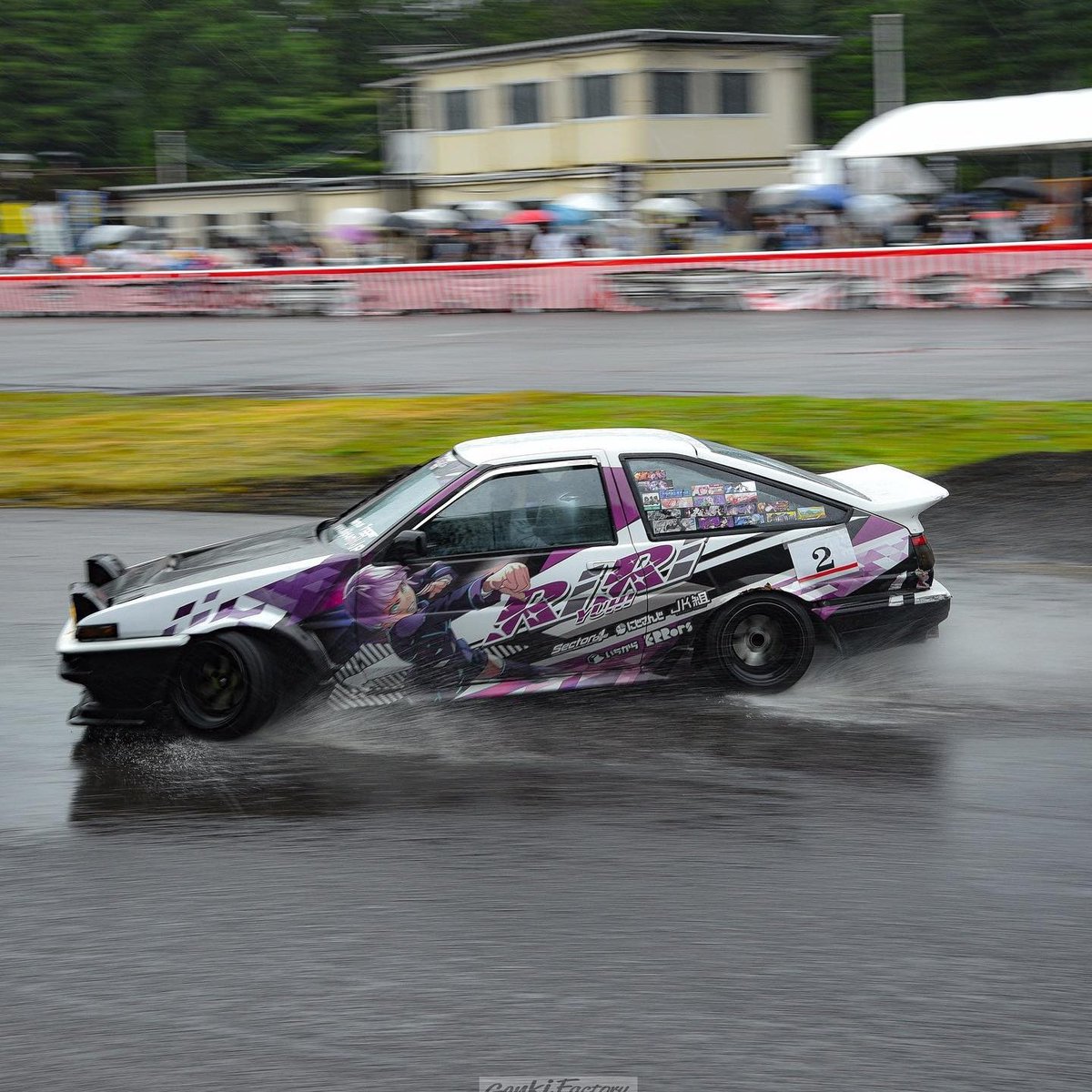 tyaridora's tweet photo. ほどよく走れる車高で好きなキャラをデカデカかっこよくデザインしてもらったのを貼って完成したのがこれ

#みんなで語ろうぜ自分のカッケェ改造車 https://t.co/IT7aXXlSNU