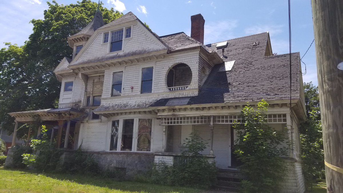 carolynstearns's tweet photo. @jasonrowphoto Elliot house #Willimantic sad state of distepair and #abandoned https://t.co/o9p3fa1tvv