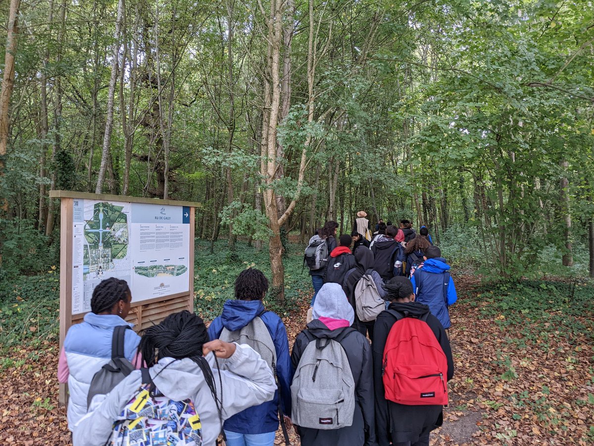 ClgRepublique's tweet photo. Les élèves de la classe 502 du @ClgRepublique participent à un #adventuregame sur la biodiversité dans le domaine de #Versailles. Merci à #Telemaque et l’association L’Ascenceur https://t.co/f3GOCy3c0x