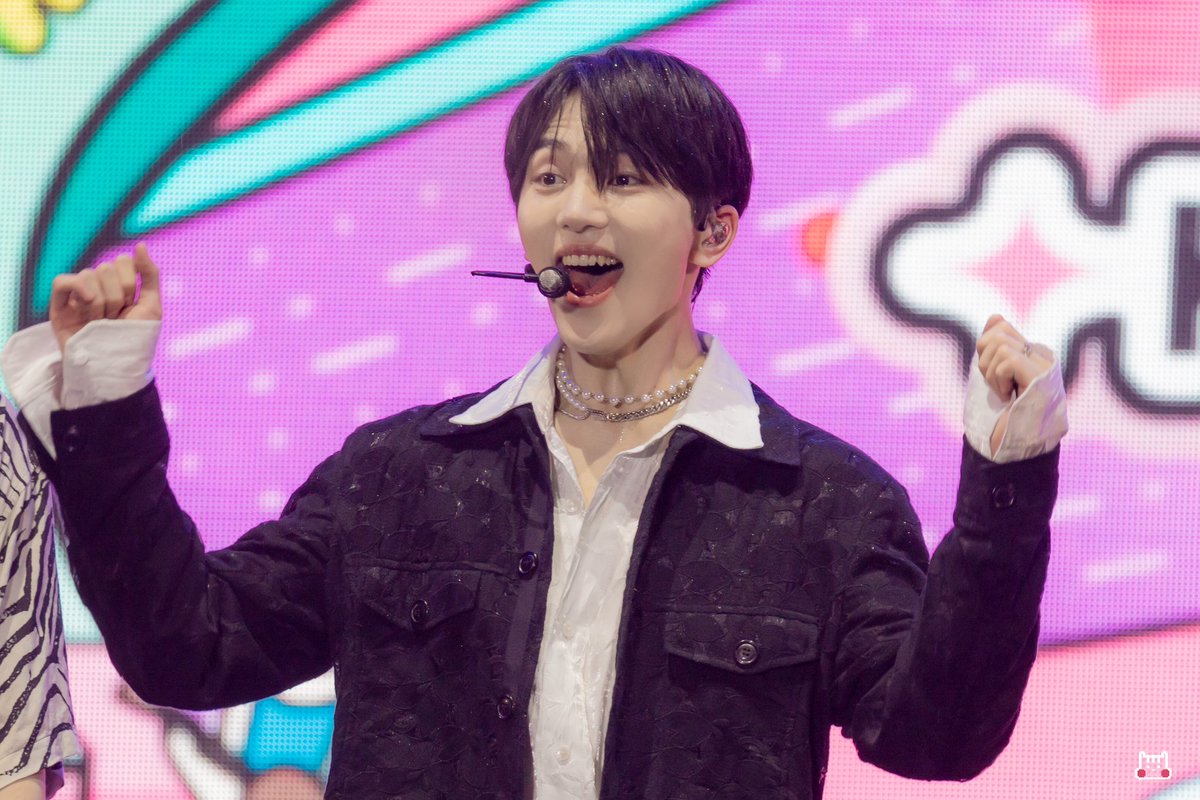 H0ris10's tweet photo. 221003 더케이 스테이지 케이팝
강형구 귀여워 🥺

#펜타곤 #pentagon #키노 #kino #형구 https://t.co/y2CgALRGwH