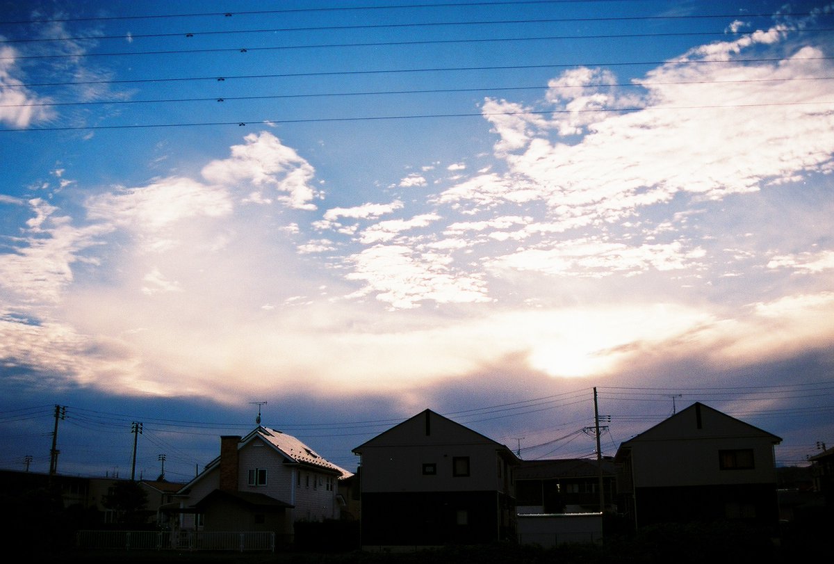 u_film_50mm's tweet photo. 「去り行く」
#日暮れ #sunbore #日没 #sunset #空 #sky #青空 #bluesky #雲 #cloud #家 #house #写真好きな人と繋がりたい #写真撮ってる人と繋がりたい #写真 #カメラ好きな人と繋がりたい #フィルムカメラ #filmcamera #pentax #pphotography #photo https://t.co/mCrwabHt9R