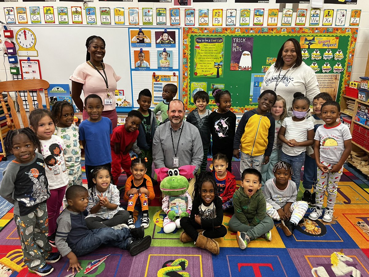 MtCarmelES_HCS's tweet photo. Thank you @mr_bsclass for coming to read to Mrs. Cannon’s class for day 3 of #GaPreKWeek!! @HenryCountyBOE @KrystalLRichter @cmjonesx2 @ShandraSupports @iammrsbolds @MediaNikkiAdams #MustangsRock
#ExpectEarlyLearningHCS https://t.co/5sOWV0chnH