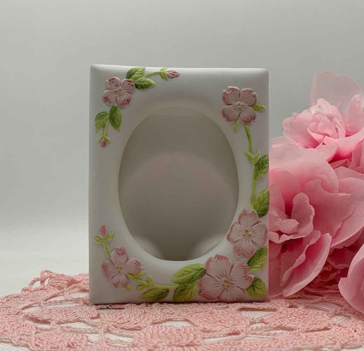 LilyDogAntiques's tweet photo. Excited to share this item from my #etsy shop: Vintage 1985 Lefton Floral Bisque Photo Frame 3x4, Vintage 3x4 Floral Bisque Picture Frame #leftonframe #lefton3x4frame #bisque3x4frame #3x4floralframe #porcelainframe #shabbychicframe #cottageframe https://t.co/J53bE5UxlK https://t.co/hJ4e7SOvEK