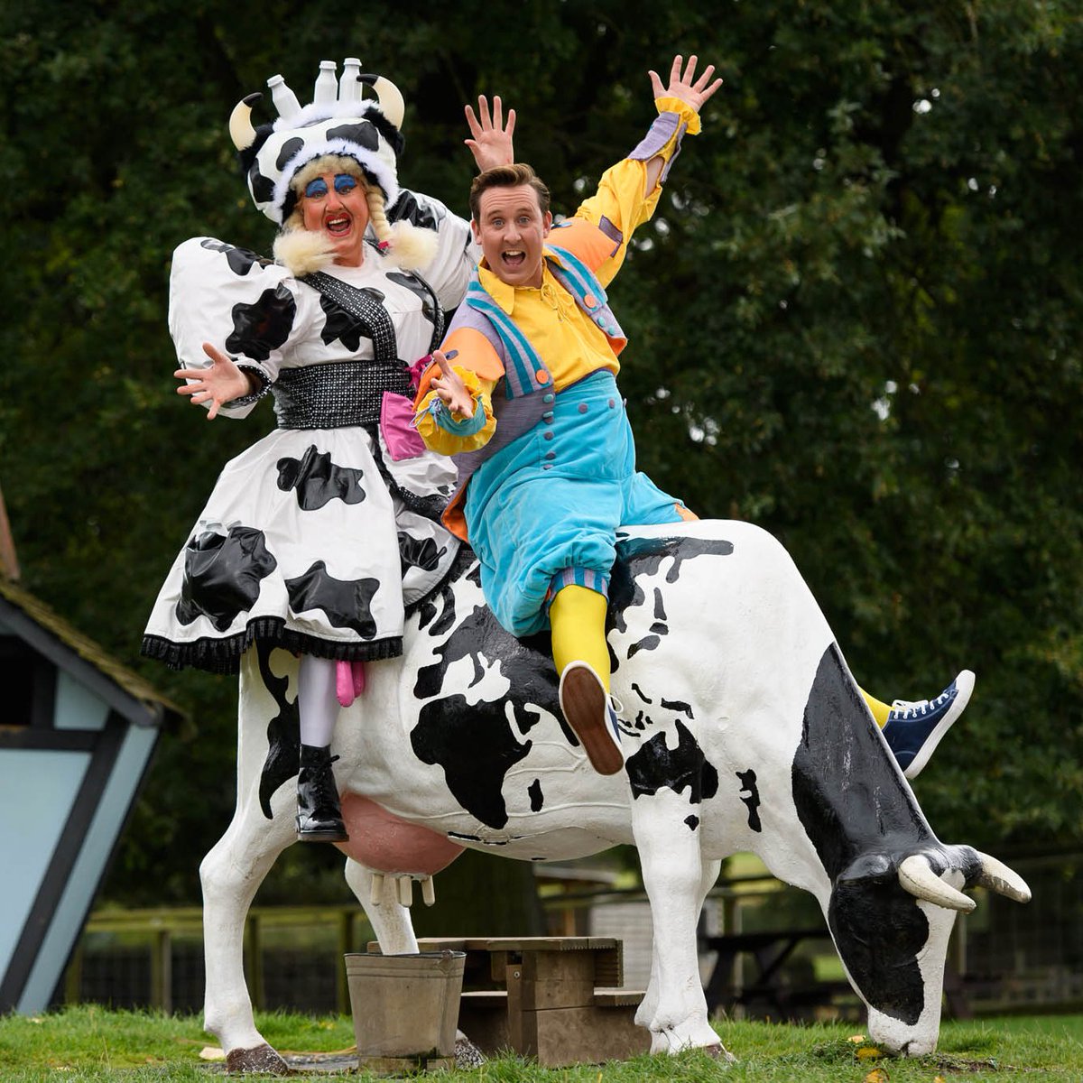 ⭐️ CAST ANNOUNCEMENT ⭐️

We're delighted to be welcoming back Iain Lauchlan and Craig Hollingsworth for this year's legendary #BelgradePanto, Jack and the Beanstalk! 🌱